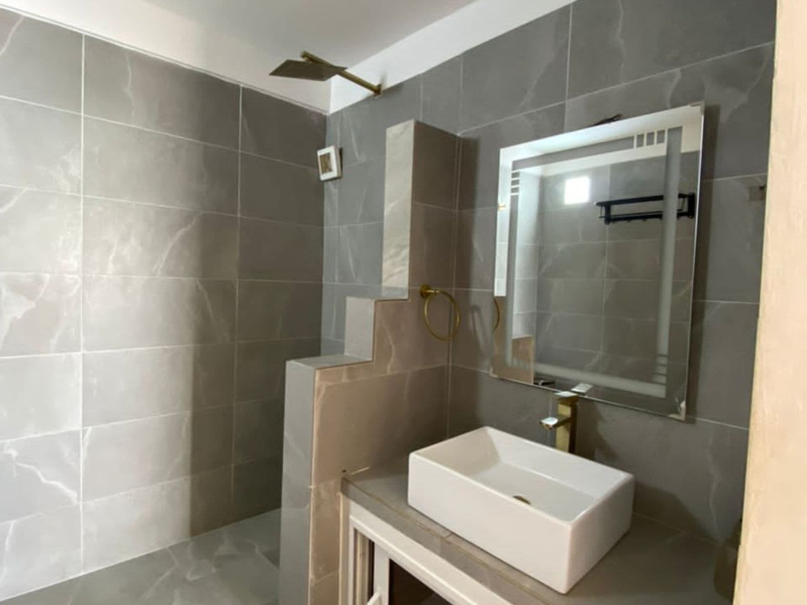 Villa pied dans l'eau 150 m² à Saly — proche du Rols